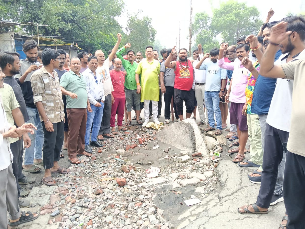 Collapsed Drain Floods Shops at 40 Dukan Chauraha, Traders Protest Against Civic Negligence