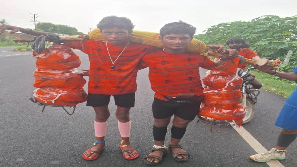 Shiva and Shahrukh set out on Kanwar Yatra setting an example of Hindu-Muslim unity