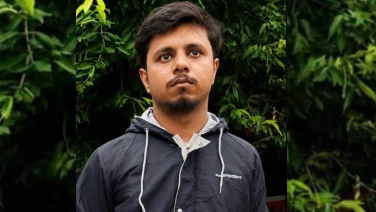 Lucknow: Scooty rider molests female student in public; she slaps him upon police arrival.