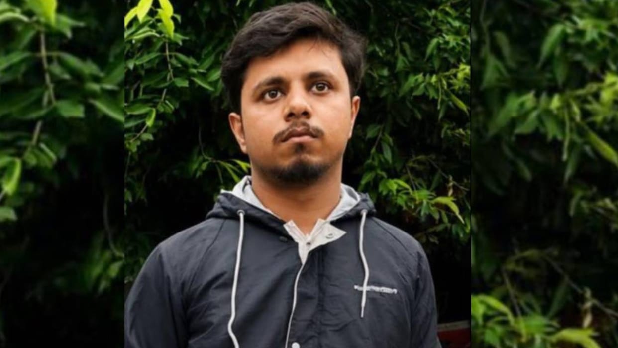 Lucknow: Scooty rider molests female student in public; she slaps him upon police arrival.