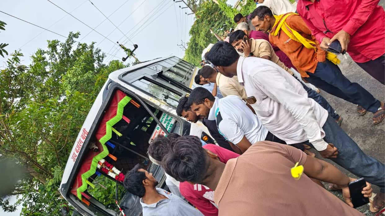Jaunpur road accident Several children injured involving collision between bus and school van