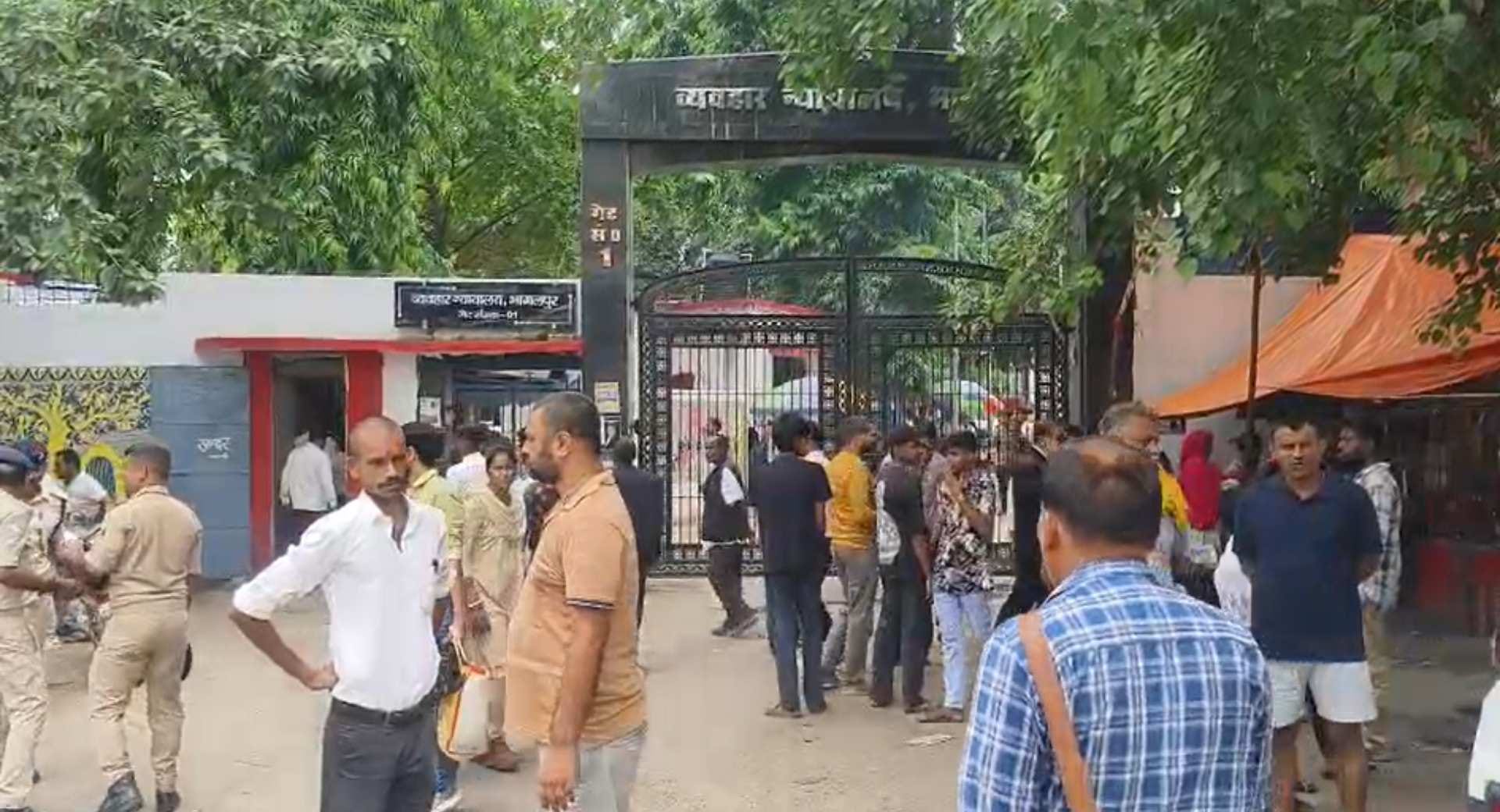 मौके पर मौजूद लोग
