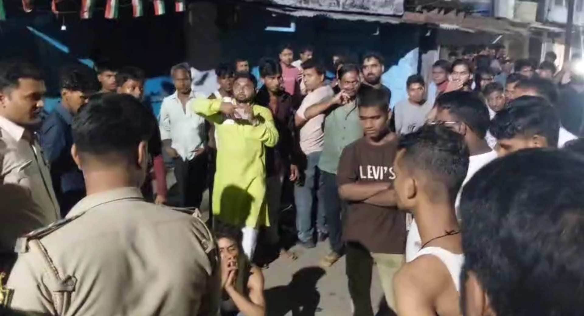 मौके पर मौजूद लोग