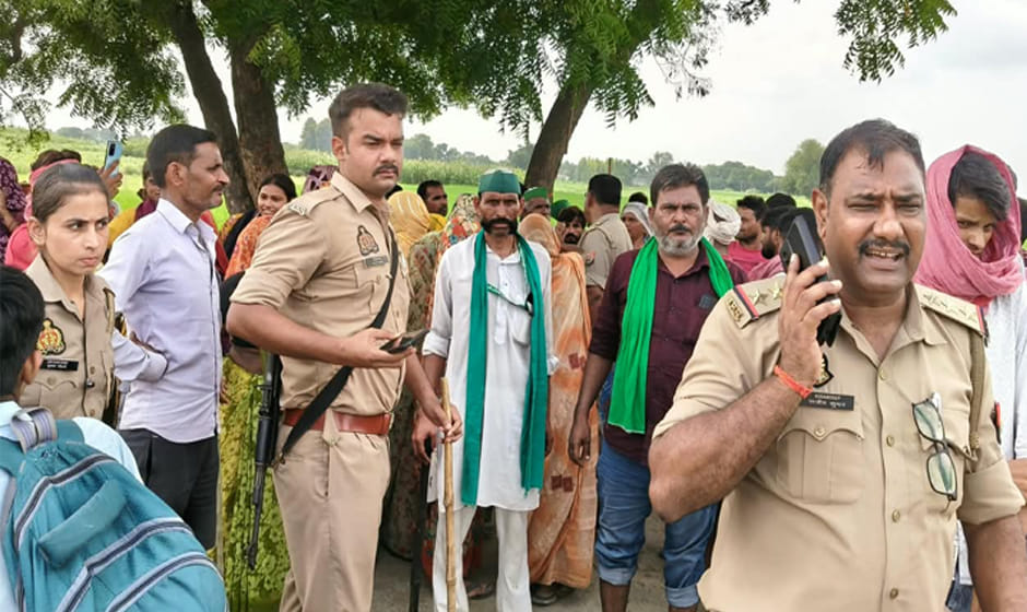 Farrukhabad: Farmers attack and injure eight people, including four Lekhpals and two Kanungos