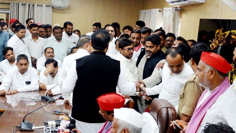 Saharanpur: Samajwadi Party workers clashed with each other in the presence of the state president