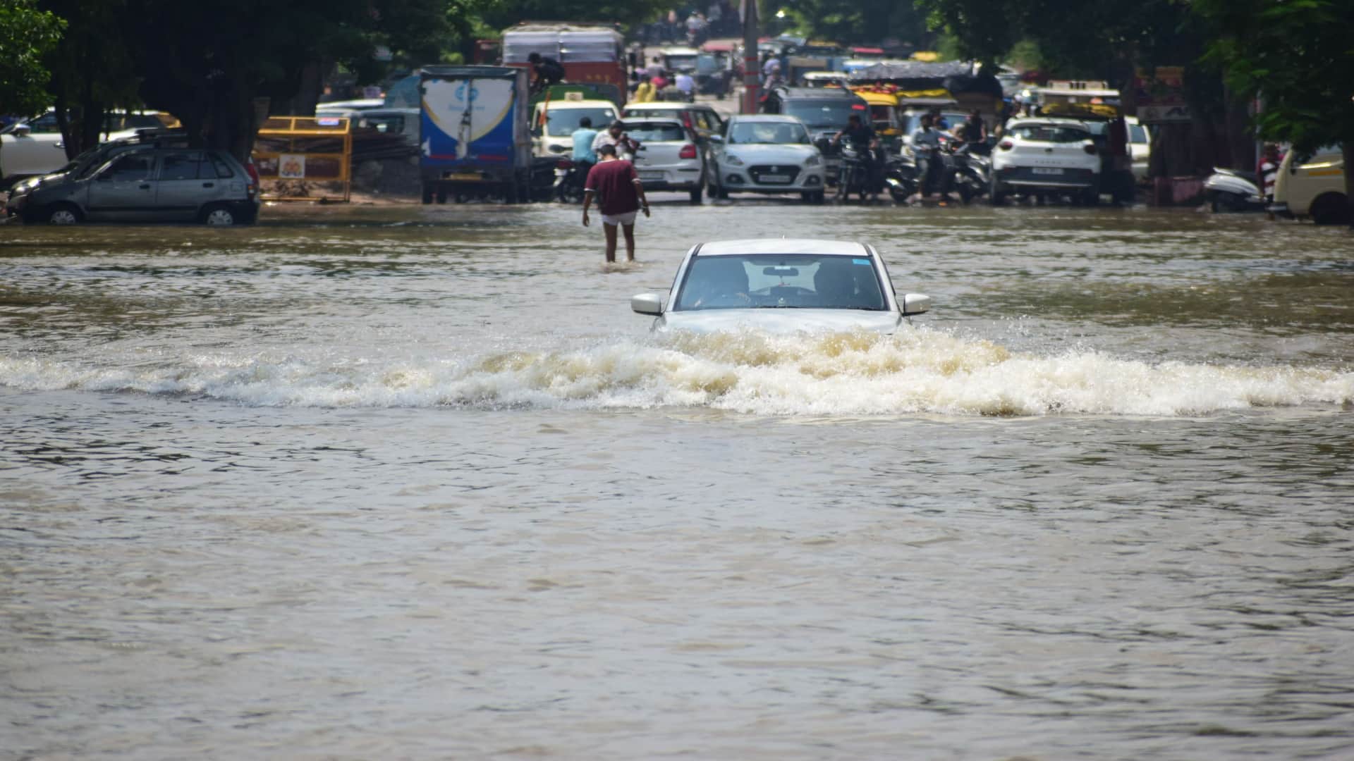 Prayagraj News: Mayor, DM, Municipal Commissioner, and PDA Vice-Chairman engaged in drainage efforts