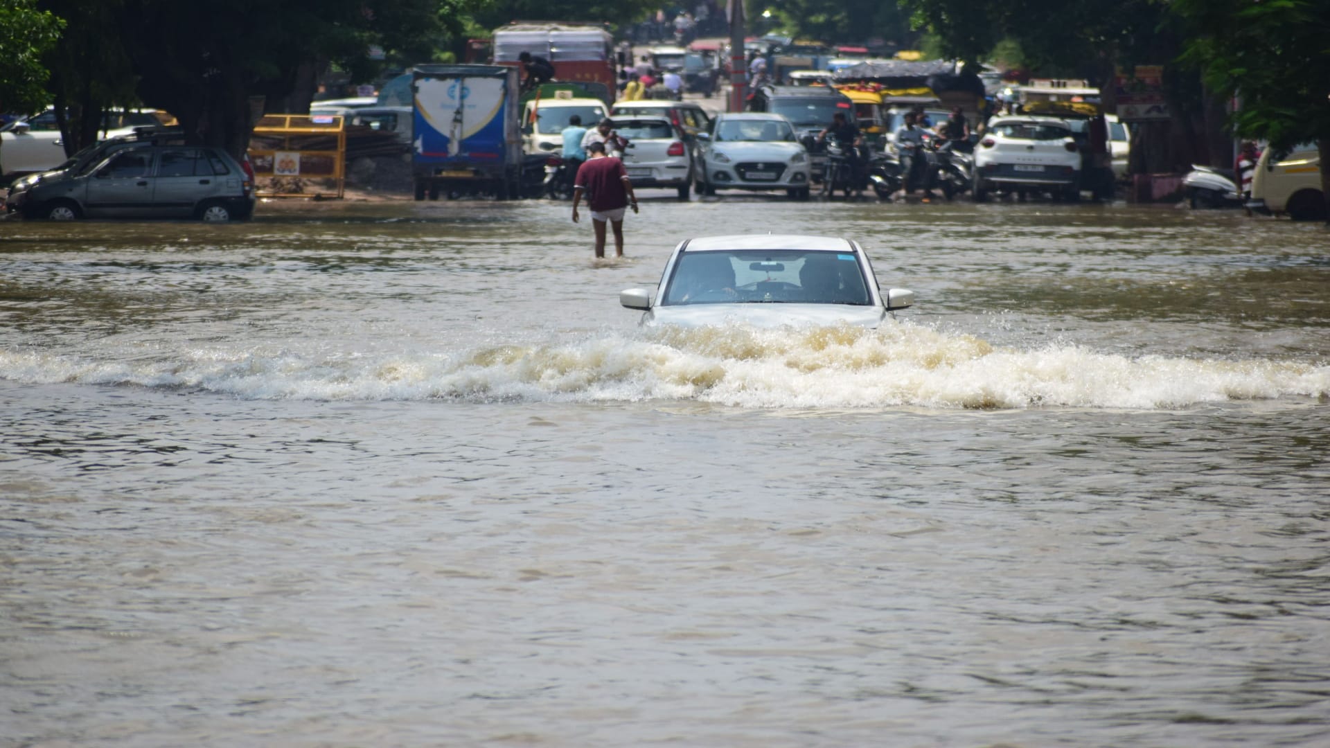 Prayagraj News: Mayor, DM, Municipal Commissioner, and PDA Vice-Chairman engaged in drainage efforts