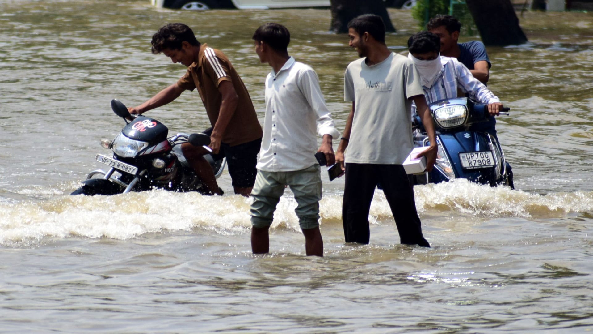 Prayagraj News: Mayor, DM, Municipal Commissioner, and PDA Vice-Chairman engaged in drainage efforts