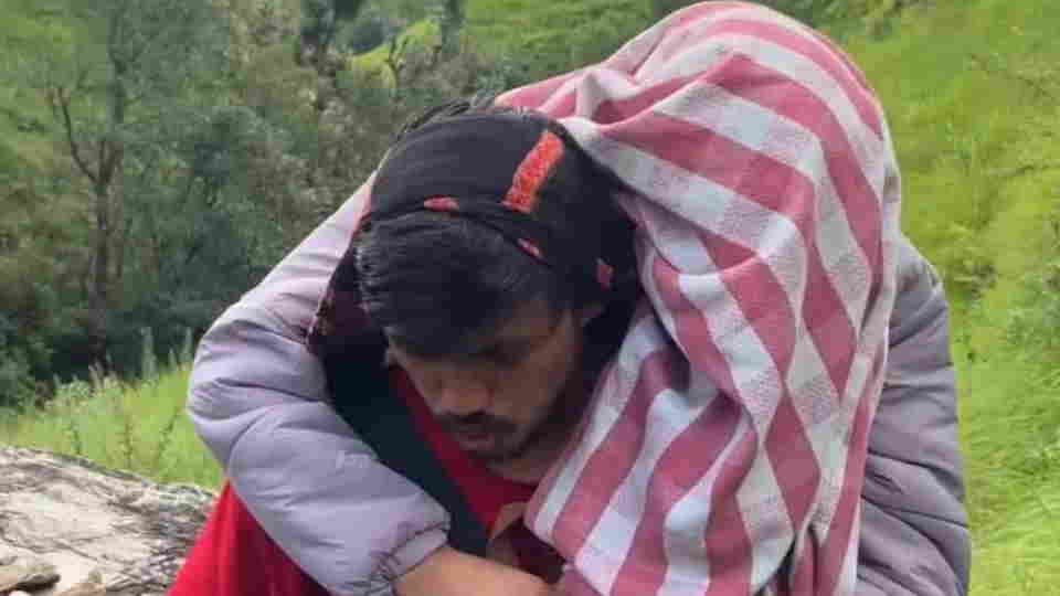 Kotdwar News Man carries wife on his back for six hours traversing steep climb then reached hospital