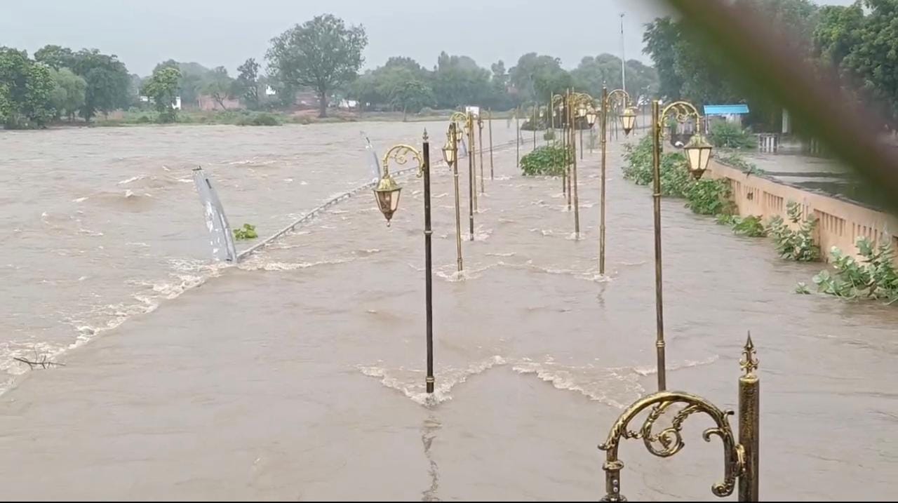 रीवा में लगातार बारिश से शहर से लेकर त्योंथर तक बाढ़ जैसे हालात।