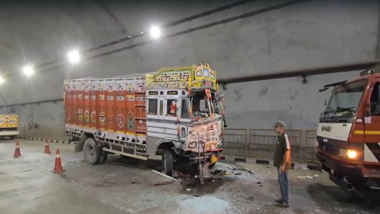 चंडीगढ़-मनाली राष्ट्रीय राजमार्ग पर टनल मे हादसा।