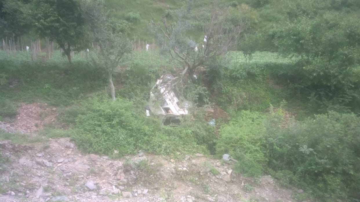 Sirmaur: Tragic accident in Shillai; Bolero plunges into gorge, one dead.