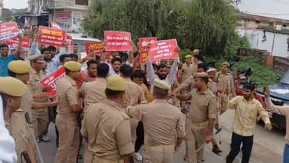 सपा छात्रसभा के सदस्यों को रोकती पुलिस