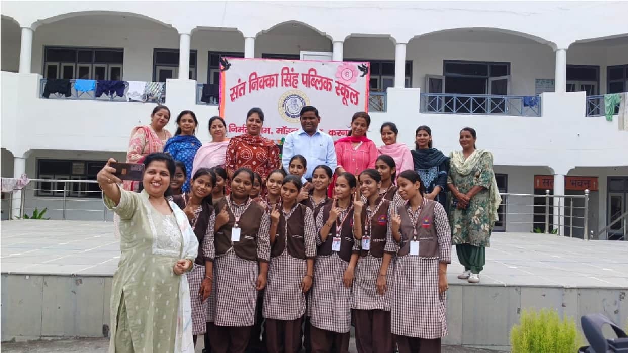 Amar Ujala Teacher Award Voting held in five schools in Karnal today students choose their favorite teachers