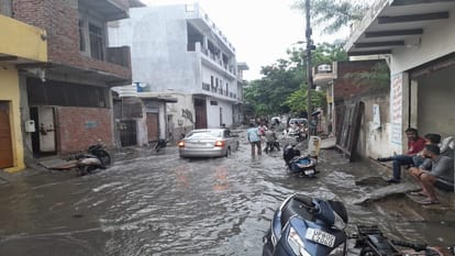 सड़कों पर जलभराव।