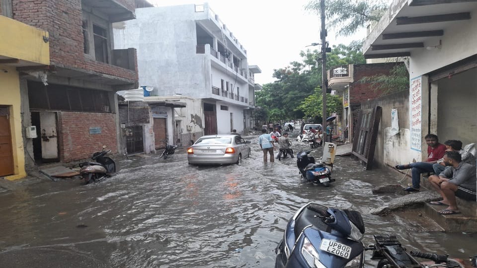 Heavy rain in Agra waterlogging in several areas