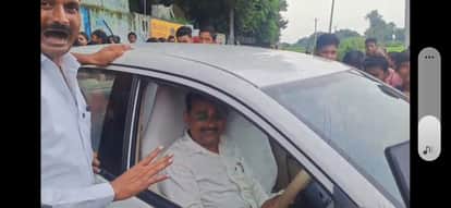 Students Block Headmaster’s Car at Kannauj School, Demand His Transfer and Seek DM’s Intervention