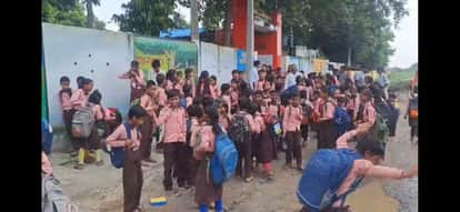 Students Block Headmaster’s Car at Kannauj School, Demand His Transfer and Seek DM’s Intervention