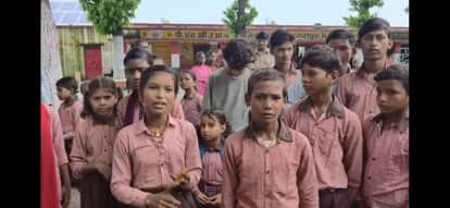 Students Block Headmaster’s Car at Kannauj School, Demand His Transfer and Seek DM’s Intervention