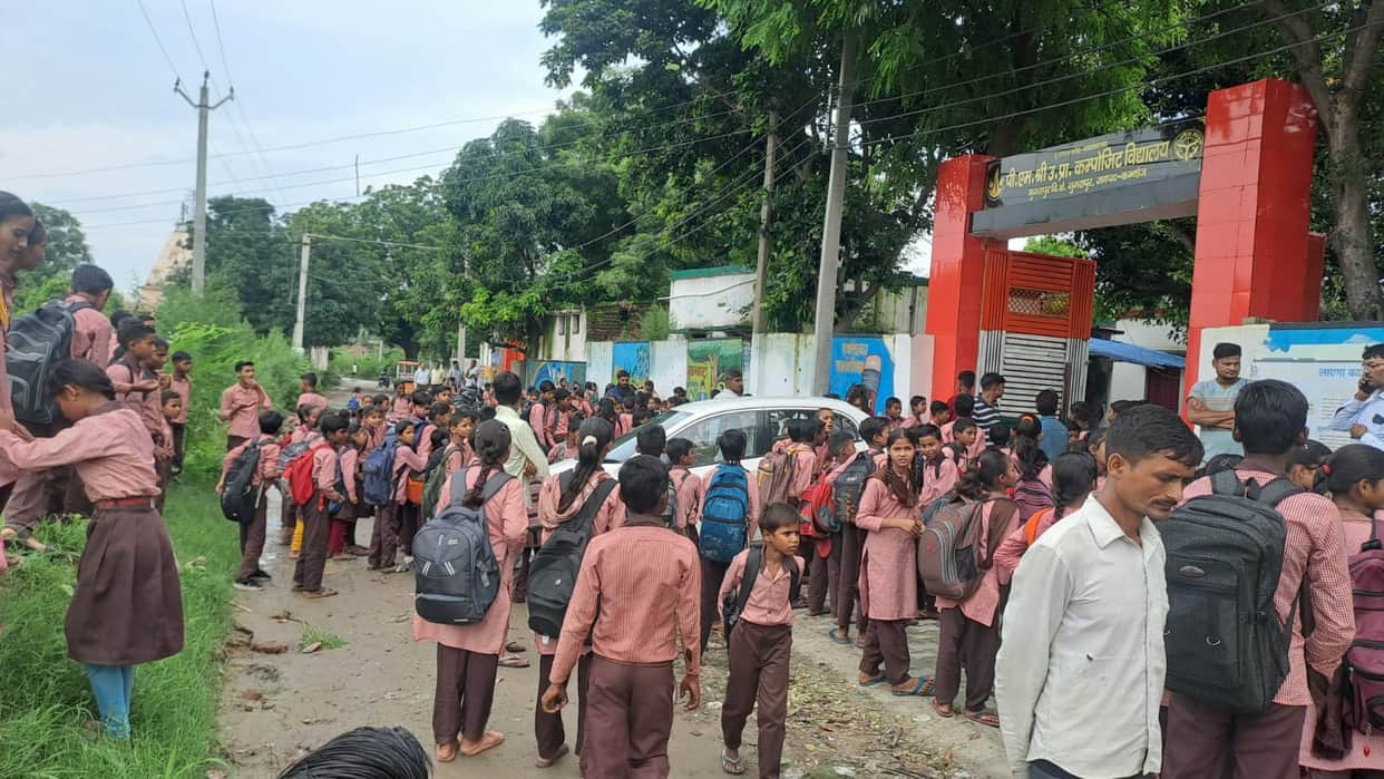 Students Block Headmaster’s Car at Kannauj School, Demand His Transfer and Seek DM’s Intervention