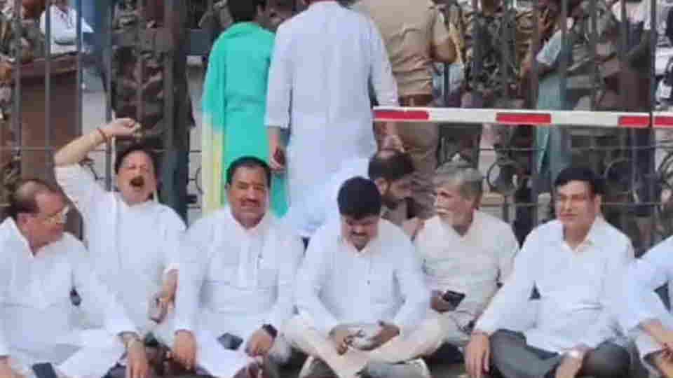 दिल्ली में धरने पर बैठे कांग्रेसी नेता