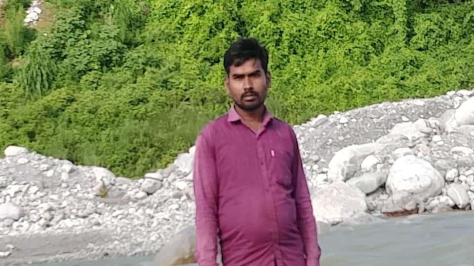 death after A painter bike collided with an electric pole while returning from work in kashipur