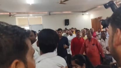 South unit leader and supporters clash Dispute over sitting in a chair in Kanpur
