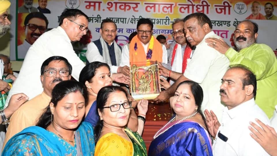 South unit leader and supporters clash Dispute over sitting in a chair in Kanpur