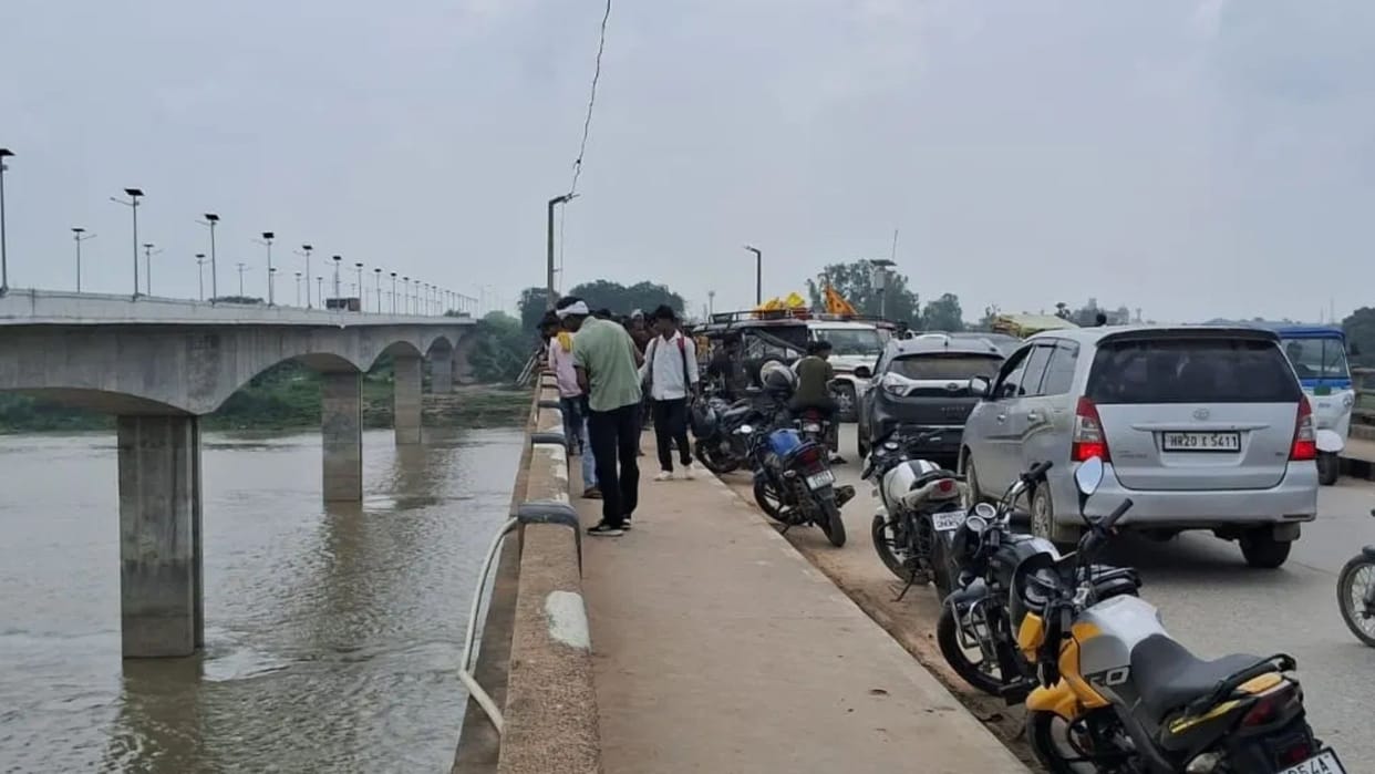 Eight people jumped from three bridges to commit suicide in seven months in ballia baksar route