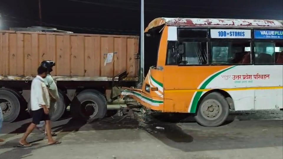 Gorakhpur: Bus collides with truck on Varanasi Highway, driver killed in horrific accident.