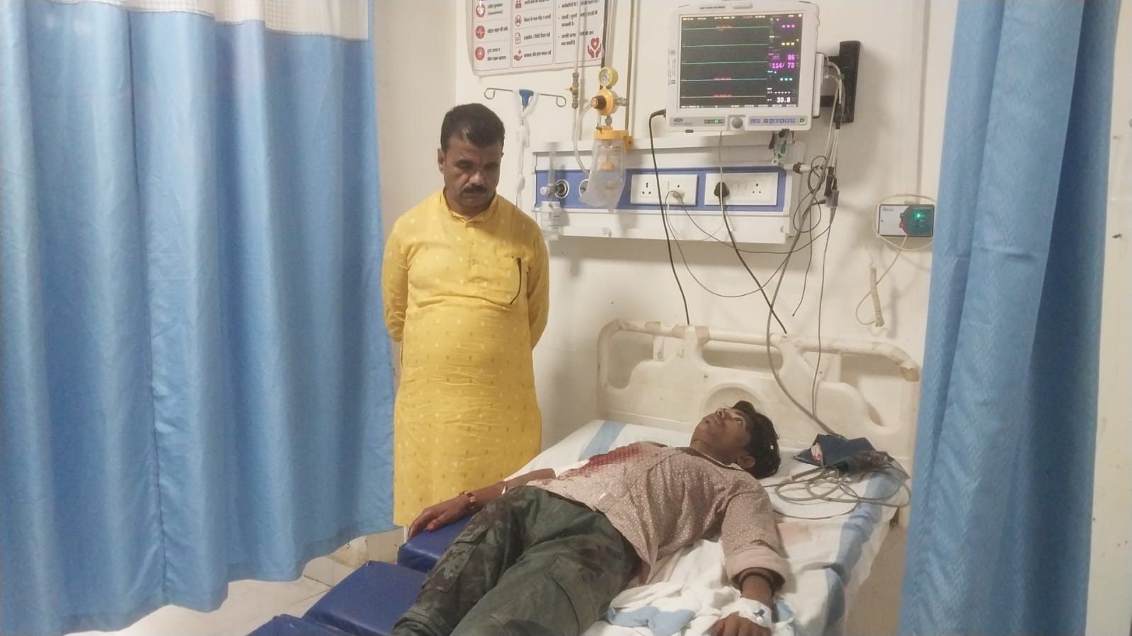अस्पताल में घायल युवक का उपचार जारी।