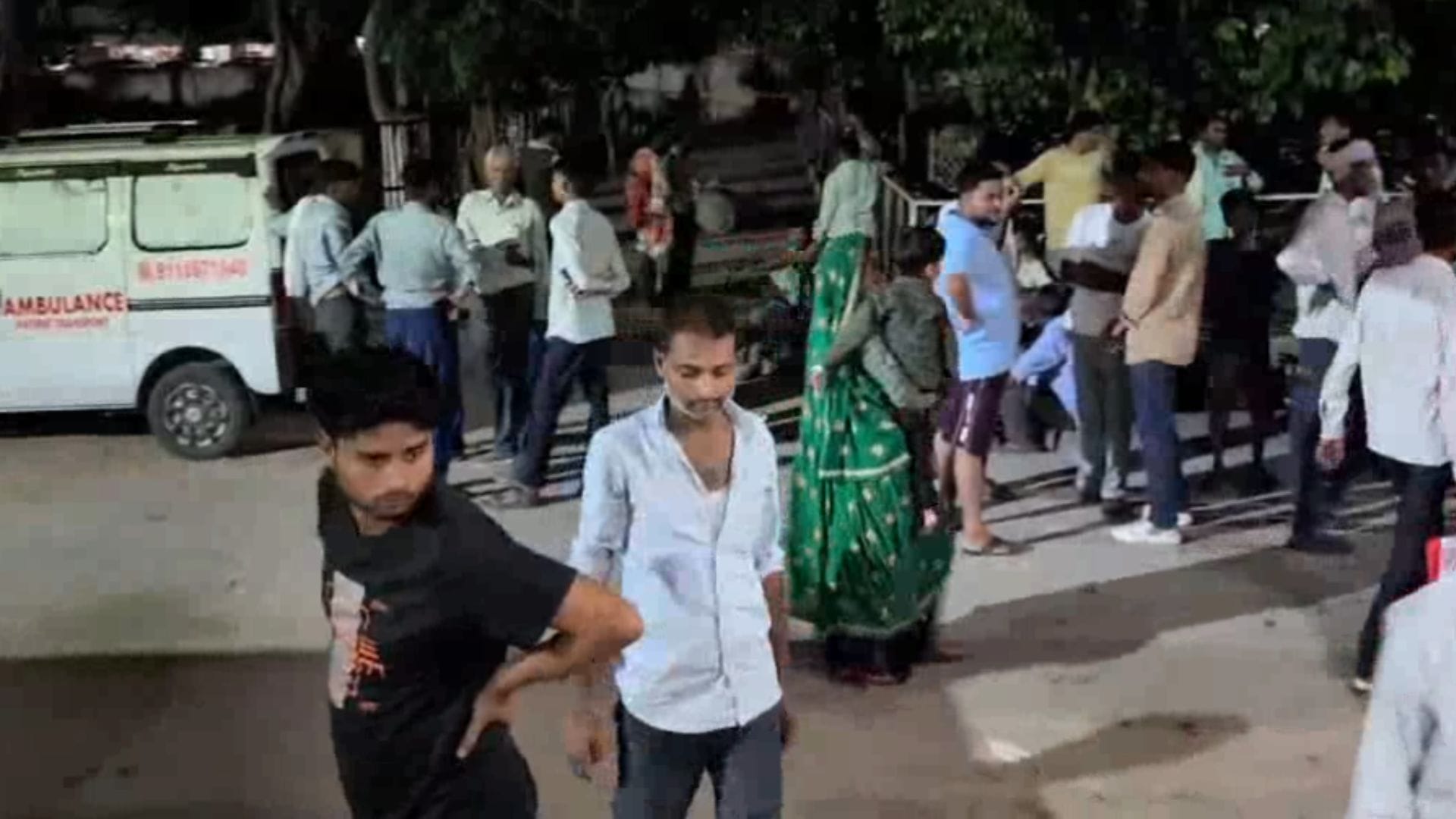 अस्पताल में मौजूद परिजन