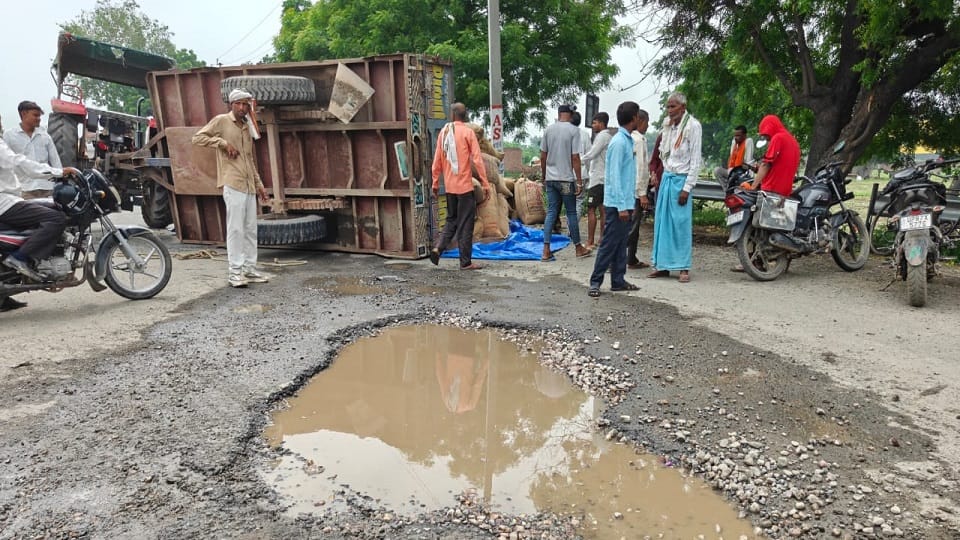 Waterlogged Potholes Cause Tractor-Trolley Accident in Agra