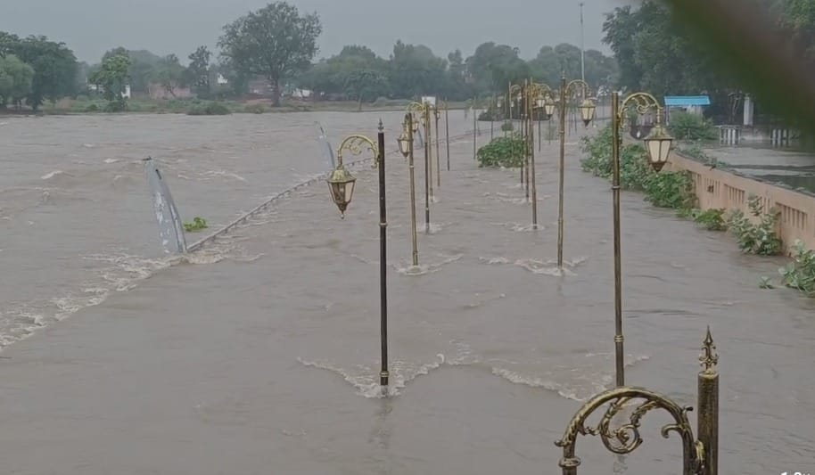 बारिश और बाढ़ ने भीषण तबाही मचाई है।