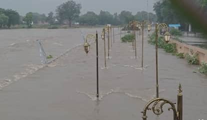 बारिश और बाढ़ ने भीषण तबाही मचाई है।