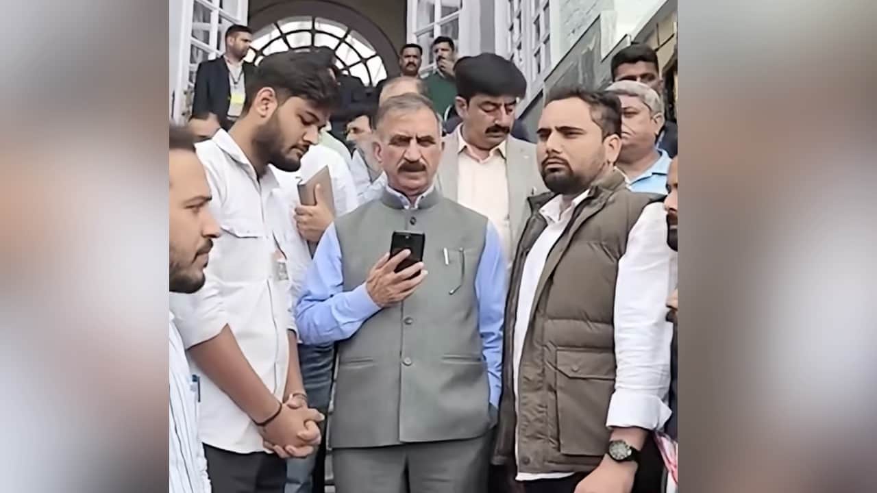 विधानसभा परिसर से सीएम सुक्खू ने कुलपति को किया फोन।