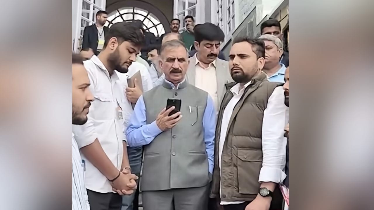विधानसभा परिसर से सीएम सुक्खू ने कुलपति को किया फोन।