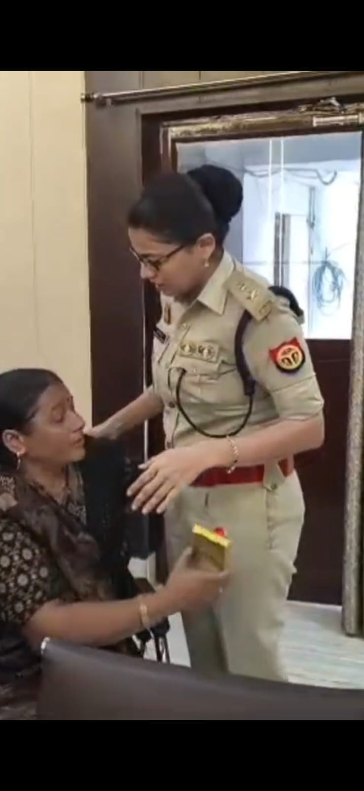 एसपी से मिलकर रो पड़ी महिला