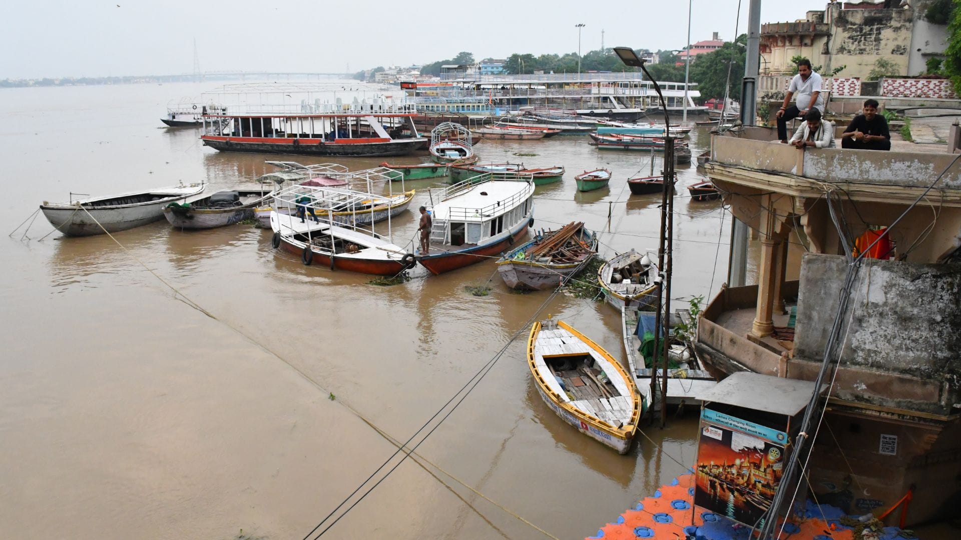 Exodus due to floods in Kashi Ganga rises backflow observed in Varuna too difficulties mount