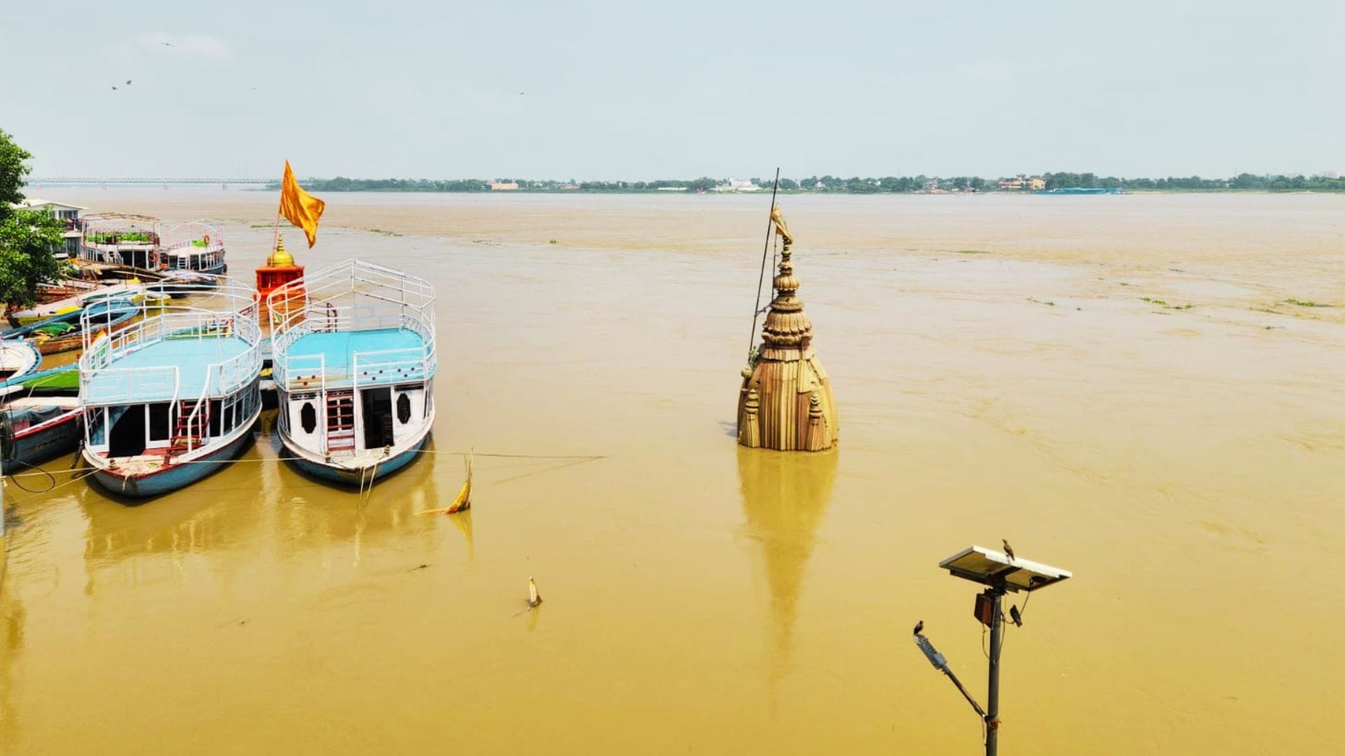 Exodus due to floods in Kashi Ganga rises backflow observed in Varuna too difficulties mount