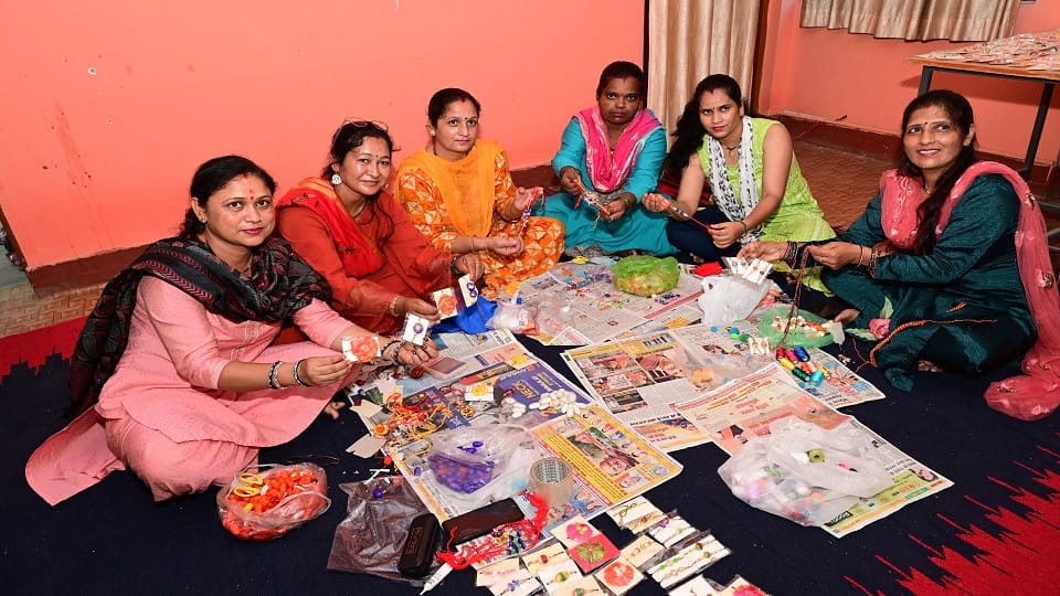 हल्द्वानी उप निदेशक रेशम निदेशालय में रेशम से राखियां तैयार करती महिलाएं।