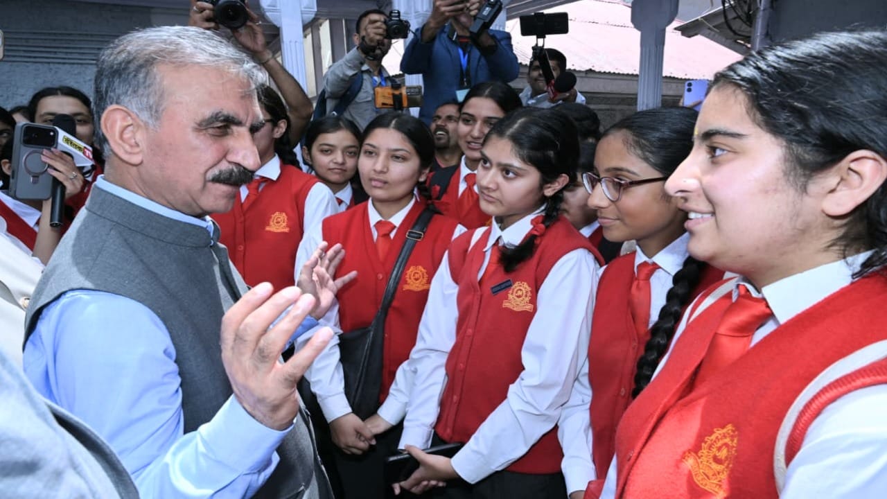 मुख्यमंत्री ने परिसर में किया छात्राओं से किया संवाद।
