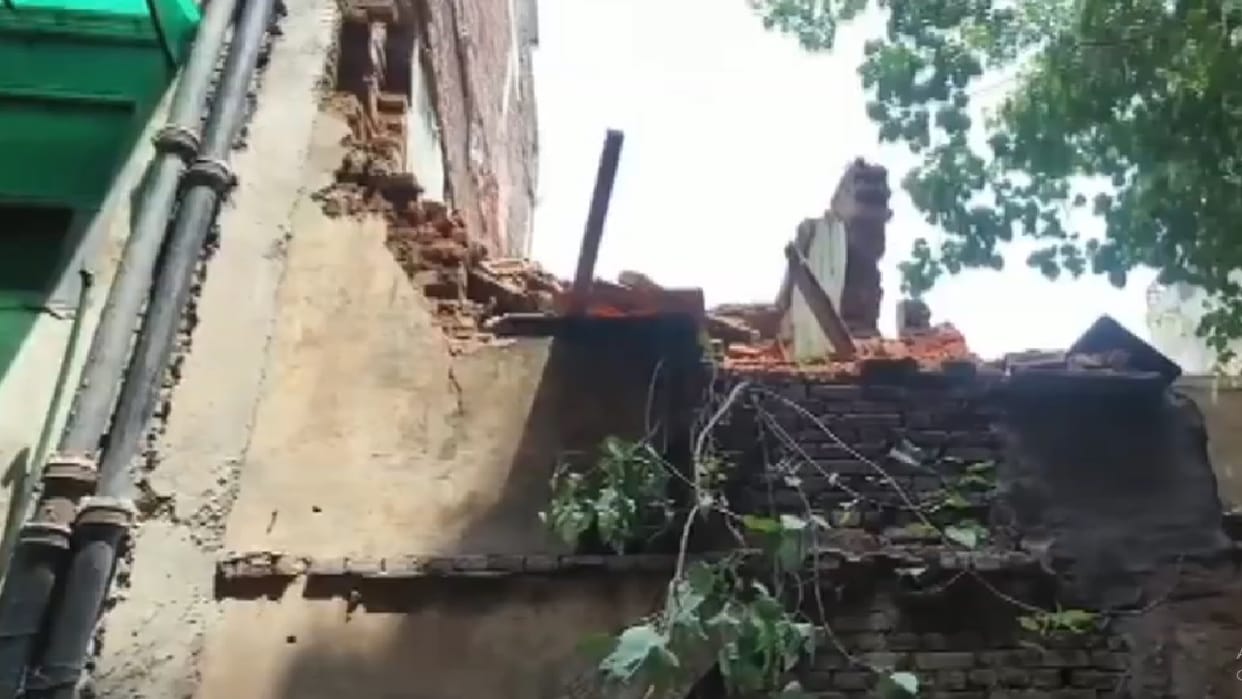Several people injured after the wall of an old building collapsed in the Karol Bagh