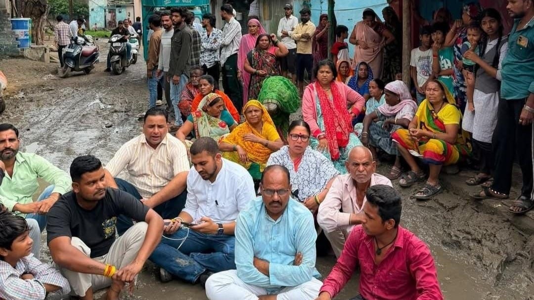 indore-news-ward-75-parda-nalka-councillor-protest-muddy-road-construction