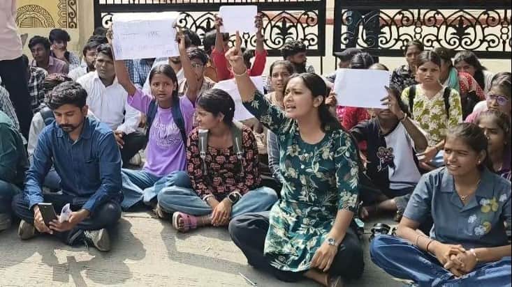 indore-news-students-protest-collector-office-demand-resumption-city-bus-service