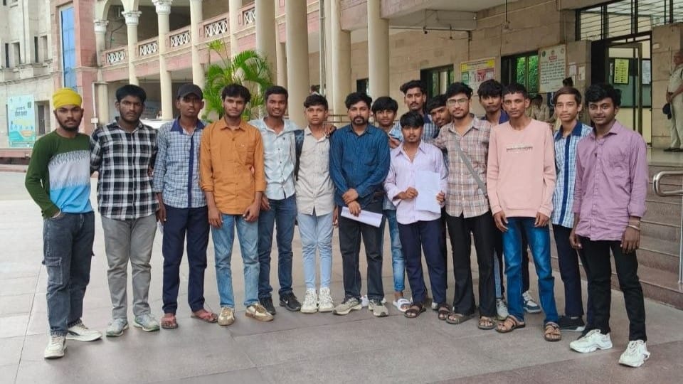 indore-news-students-protest-collector-office-demand-resumption-city-bus-service