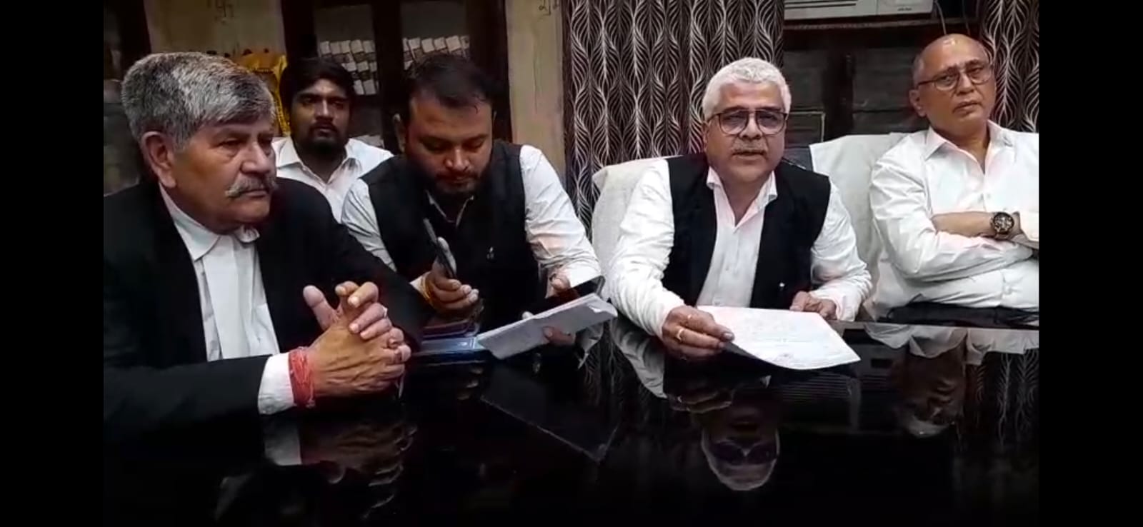 जानकारी देते कानपुर बार और लॉयर्स एसोसिएशन के पदाधिकारी
