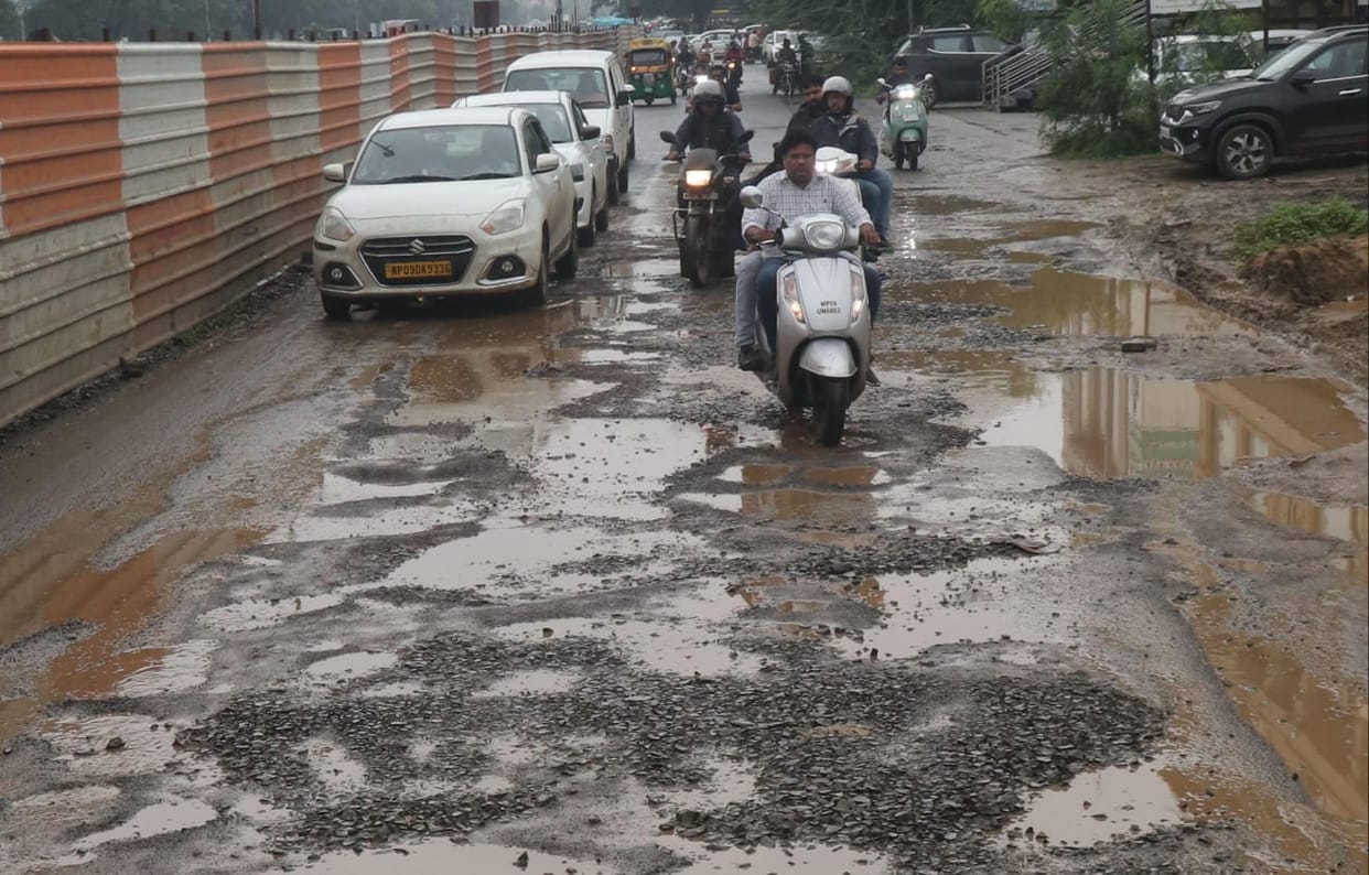 Indore News: Despite scanty rainfall in Indore, roads are riddled with potholes; in several areas, not even a