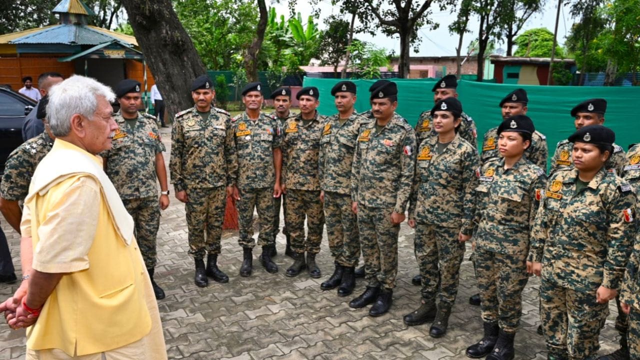 करोल कृष्णा में सुरक्षाबल के जवानों से बातचीत करते उपराज्यपाल।