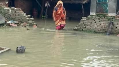 कासगंज में घरों में घुसा बाढ़ का पानी।